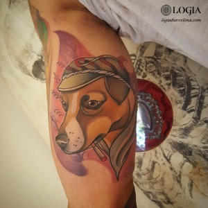 tatuaje-color-brazo-perro-logia-barcelona-gianluca-modesti 